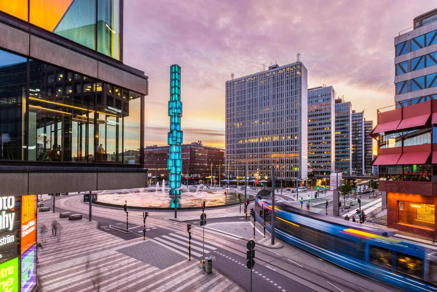 Fotografi,vy över Sergels Torg med skulptur av Edvin Öhrströms