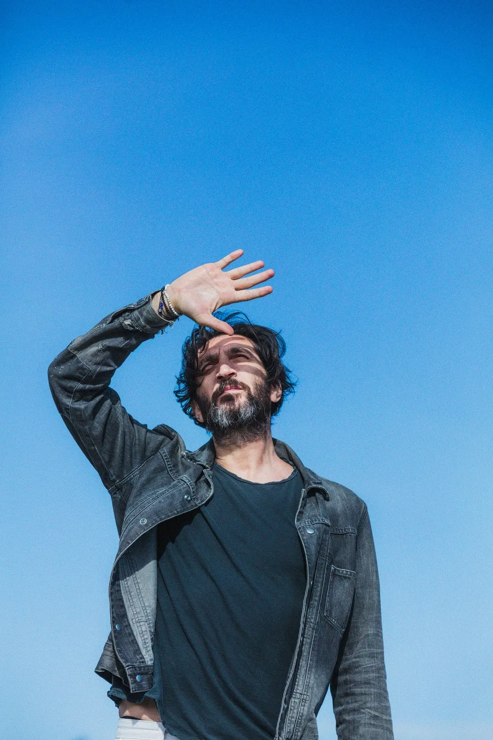 Porträtt, Porträttfotografi av fotograf Johan Strindberg föreställande Fares Fares