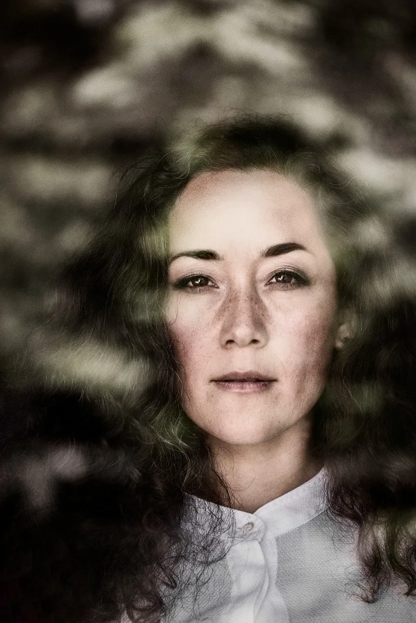 Porträtt av Johan Strindberg föreställande den svenska sångerskan Maia Hirasawa.